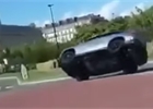 Řidič Mercedesu ukázal světu, proč byste nikdy neměli půjčovat vlastní auto