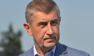 Prodával trička s panáčkem močícím na Babiše. Podnikatel se pokutě nevyhne, peníze získá ze sbírky