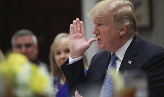 Trump pohrozil Evropě zavedením dvacetiprocentního cla na dovoz automobilů