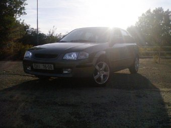 Mazda 323f: titulní fotka