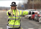 Když policista řídí provoz na křižovatce. Víte, co znamenají jeho gesta?